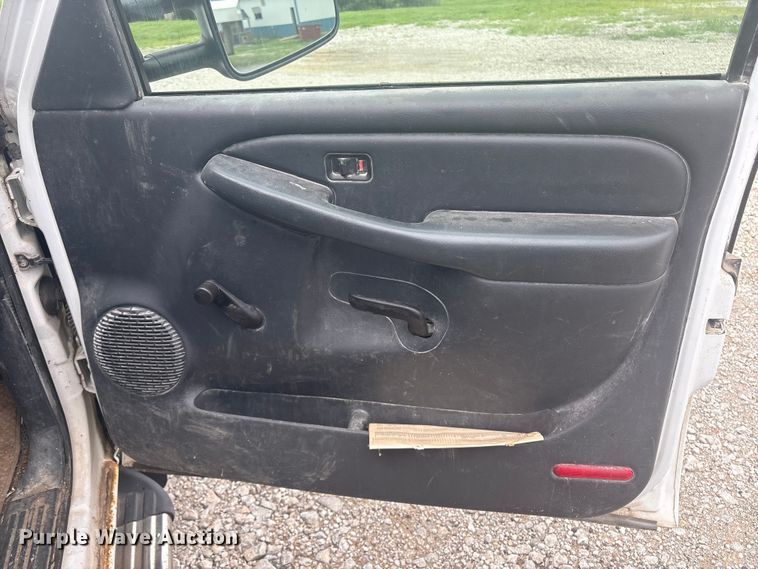 image for item EM2226 2002 Chevrolet Silverado 1500 Ext. Cab pickup truck