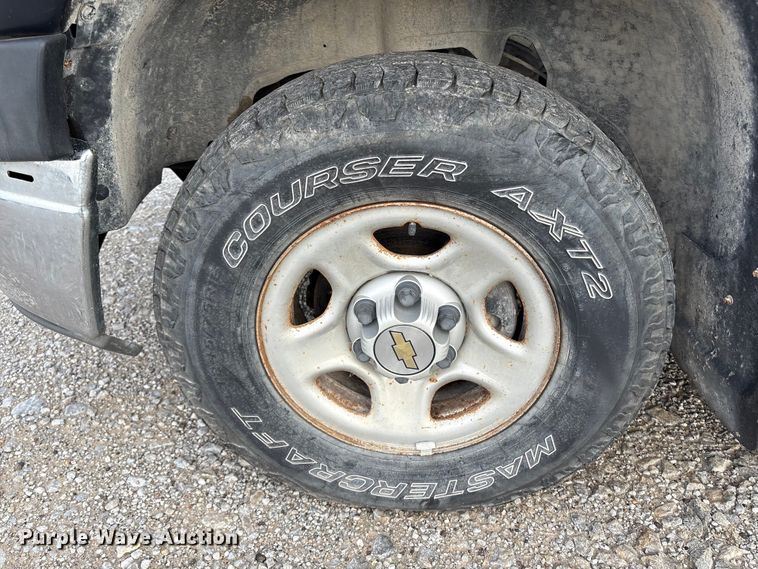 image for item EM2226 2002 Chevrolet Silverado 1500 Ext. Cab pickup truck