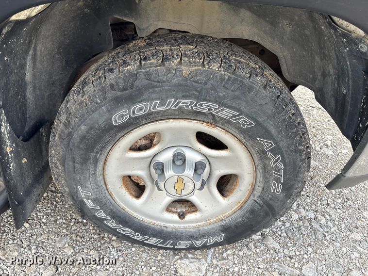 image for item EM2226 2002 Chevrolet Silverado 1500 Ext. Cab pickup truck