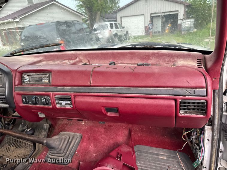 image for item EM2268 1996 Ford F150 pickup truck