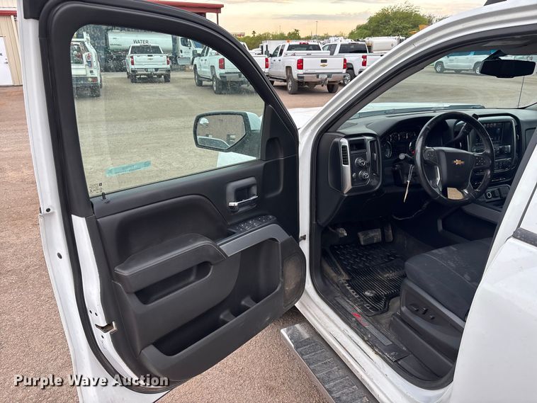 image for item EM5058 2018 Chevrolet Silverado 1500 Z71 Crew Cab pickup truck