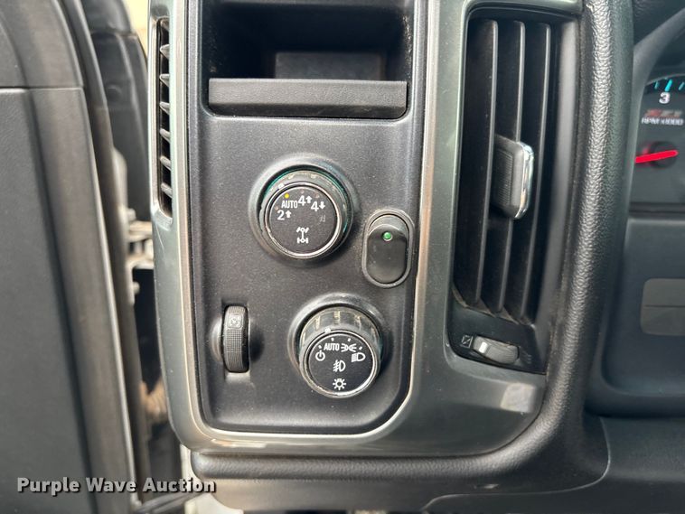 image for item EM5058 2018 Chevrolet Silverado 1500 Z71 Crew Cab pickup truck