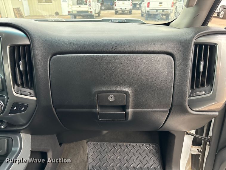 image for item EM5058 2018 Chevrolet Silverado 1500 Z71 Crew Cab pickup truck