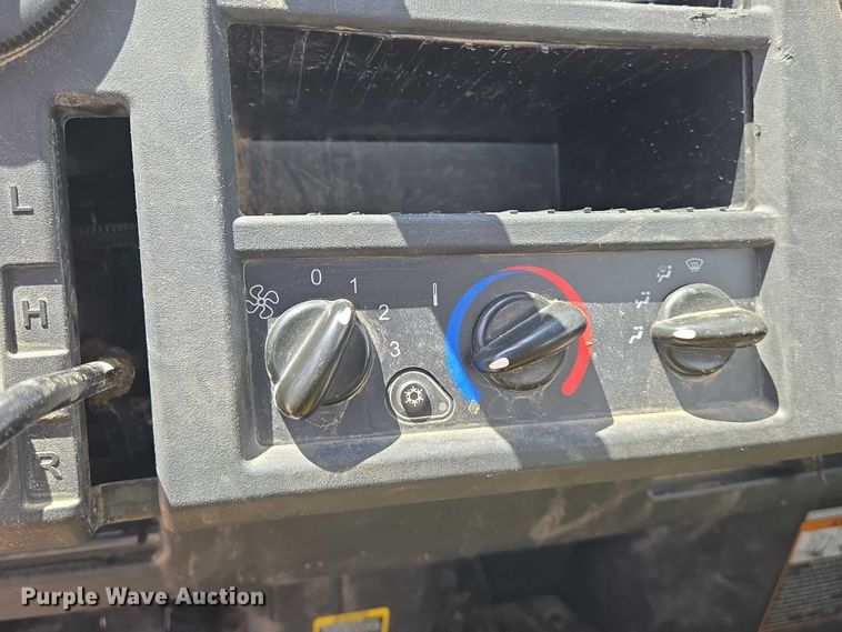 image for item EN8310 2018 John Deere XUV 835M utility vehicle