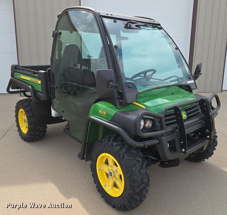 image for item EN8377 2014 John Deere Gator 825i utility vehicle