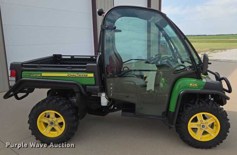 image for item EN8377 2014 John Deere Gator 825i utility vehicle