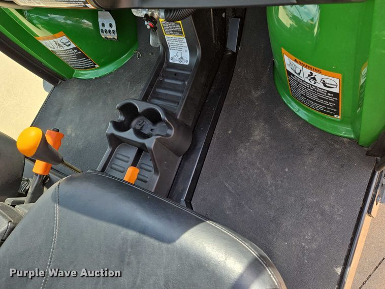 image for item EN8377 2014 John Deere Gator 825i utility vehicle