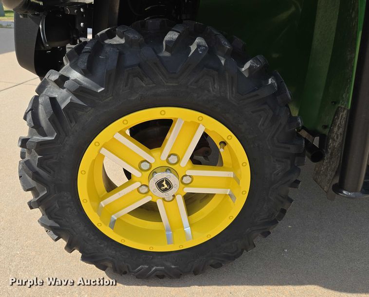 image for item EN8377 2014 John Deere Gator 825i utility vehicle