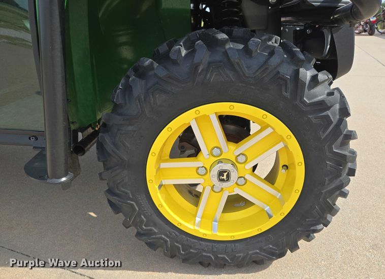 image for item EN8377 2014 John Deere Gator 825i utility vehicle