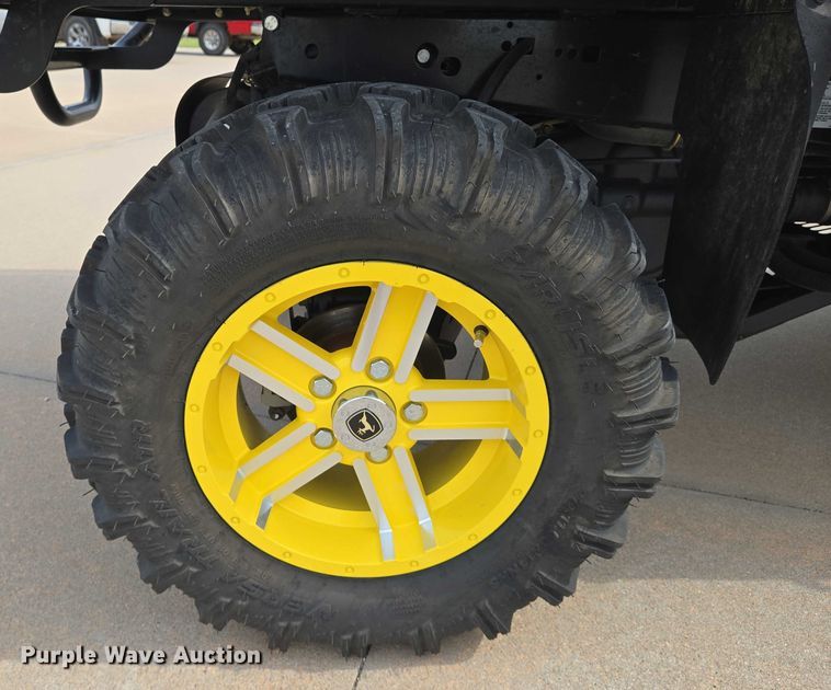 image for item EN8377 2014 John Deere Gator 825i utility vehicle