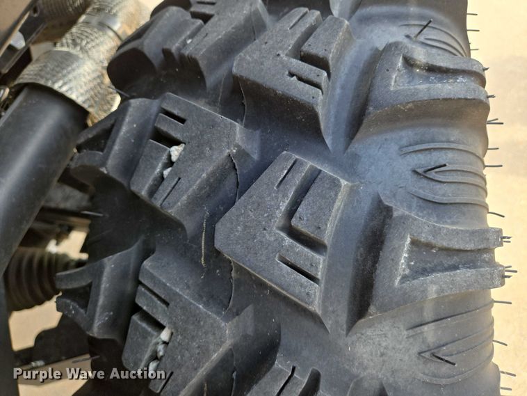 image for item EN8377 2014 John Deere Gator 825i utility vehicle