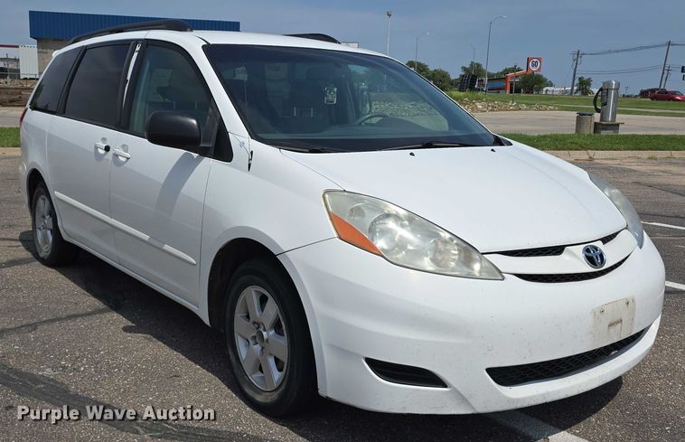 image for item EO1573 2008 Toyota Sienna LE van