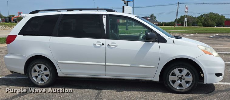 image for item EO1573 2008 Toyota Sienna LE van
