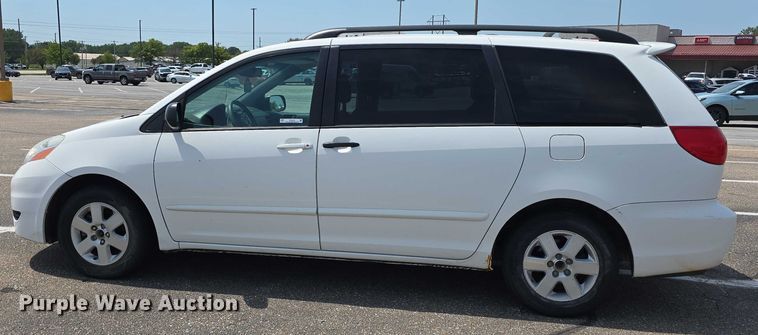 image for item EO1573 2008 Toyota Sienna LE van