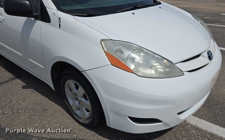 image for item EO1573 2008 Toyota Sienna LE van