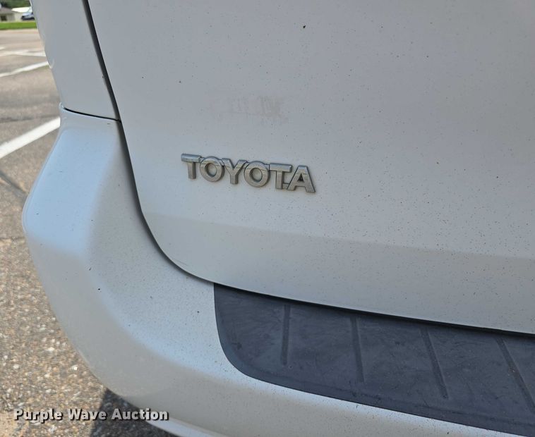 image for item EO1573 2008 Toyota Sienna LE van
