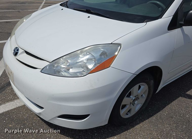 image for item EO1573 2008 Toyota Sienna LE van