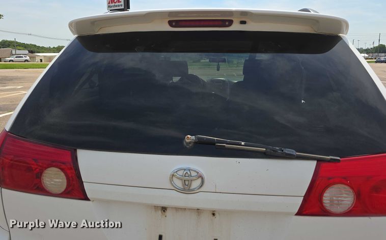 image for item EO1573 2008 Toyota Sienna LE van