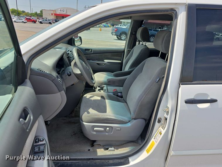 image for item EO1573 2008 Toyota Sienna LE van