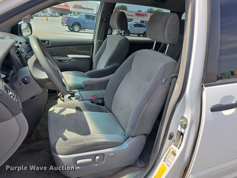 image for item EO1573 2008 Toyota Sienna LE van