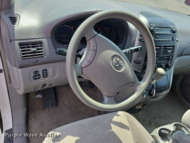 image for item EO1573 2008 Toyota Sienna LE van