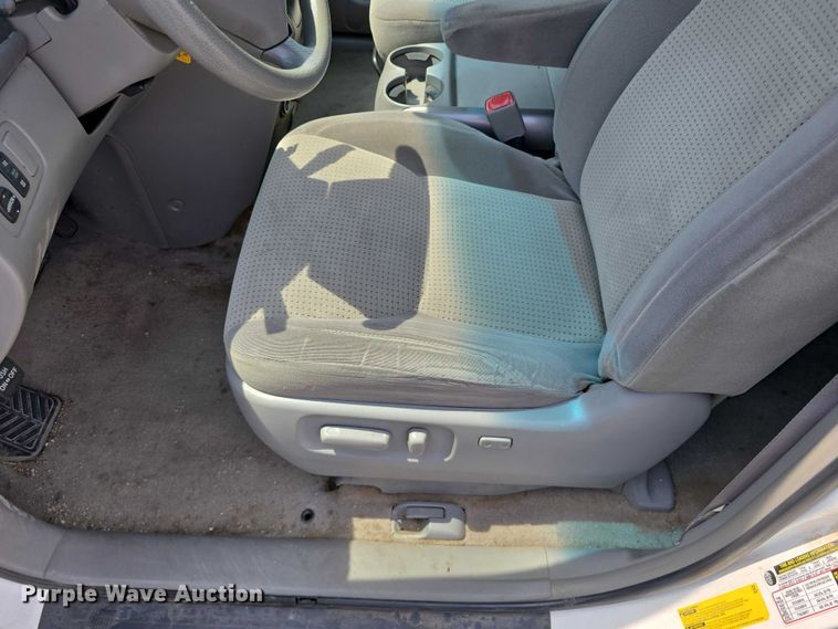 image for item EO1573 2008 Toyota Sienna LE van