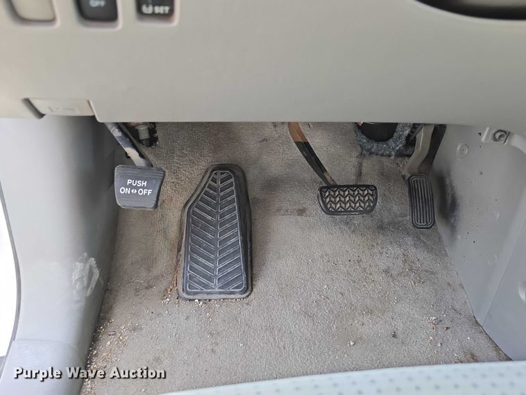 image for item EO1573 2008 Toyota Sienna LE van