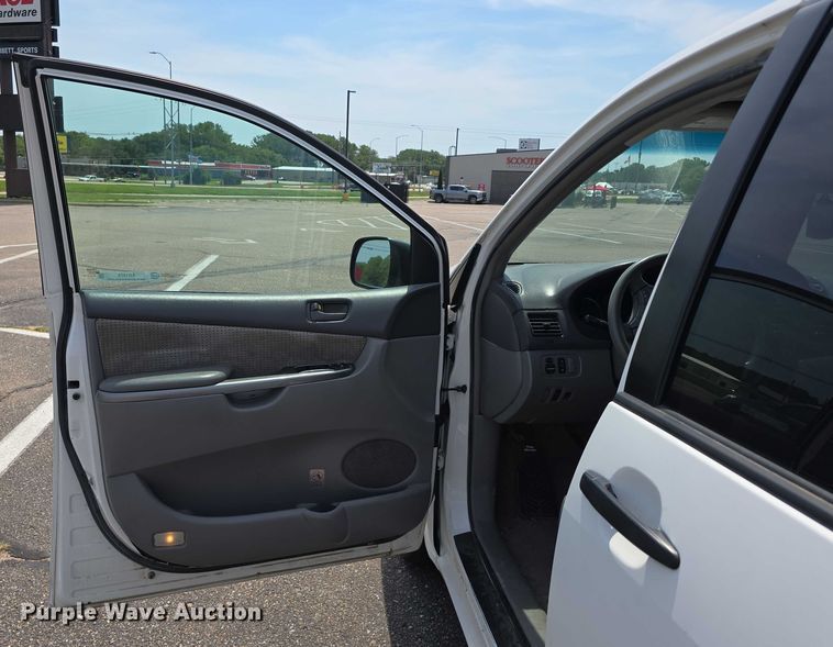 image for item EO1573 2008 Toyota Sienna LE van
