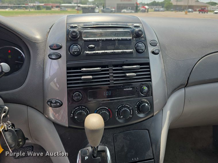 image for item EO1573 2008 Toyota Sienna LE van