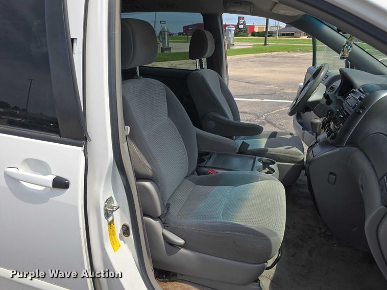 image for item EO1573 2008 Toyota Sienna LE van
