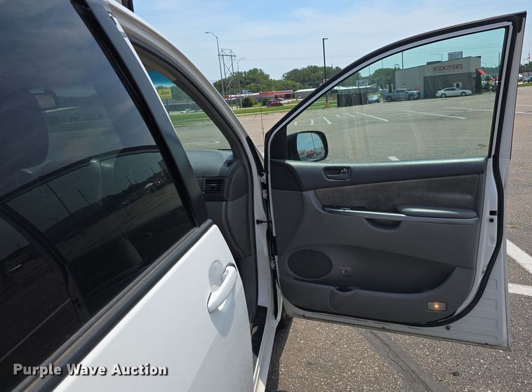 image for item EO1573 2008 Toyota Sienna LE van
