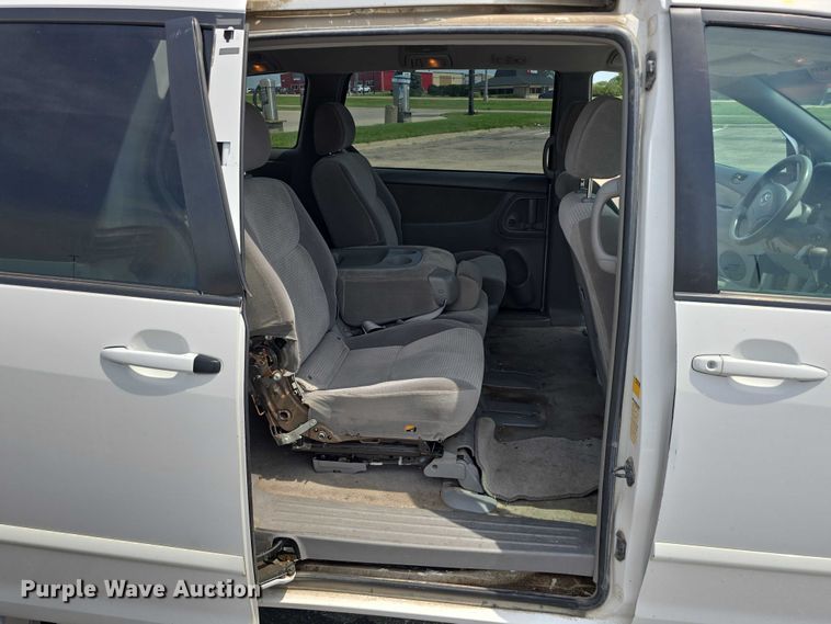 image for item EO1573 2008 Toyota Sienna LE van