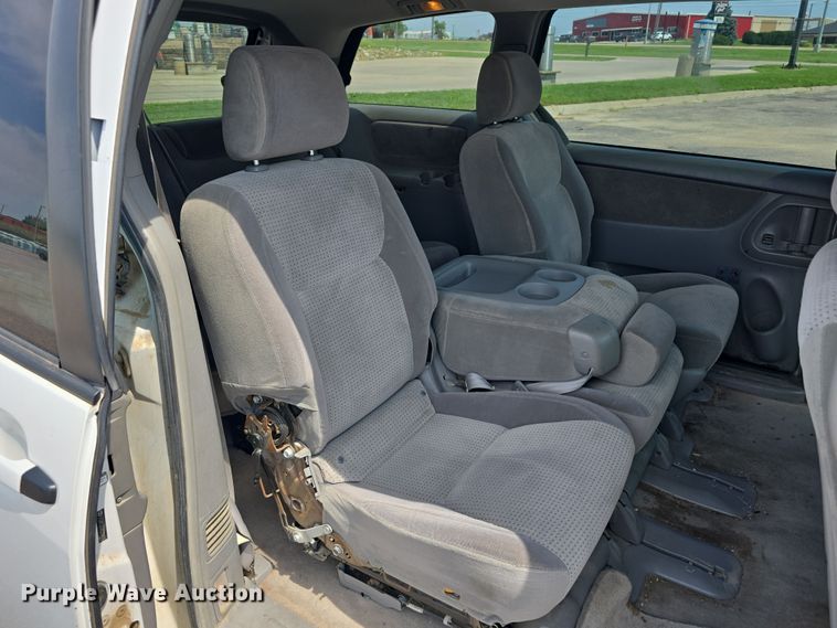 image for item EO1573 2008 Toyota Sienna LE van