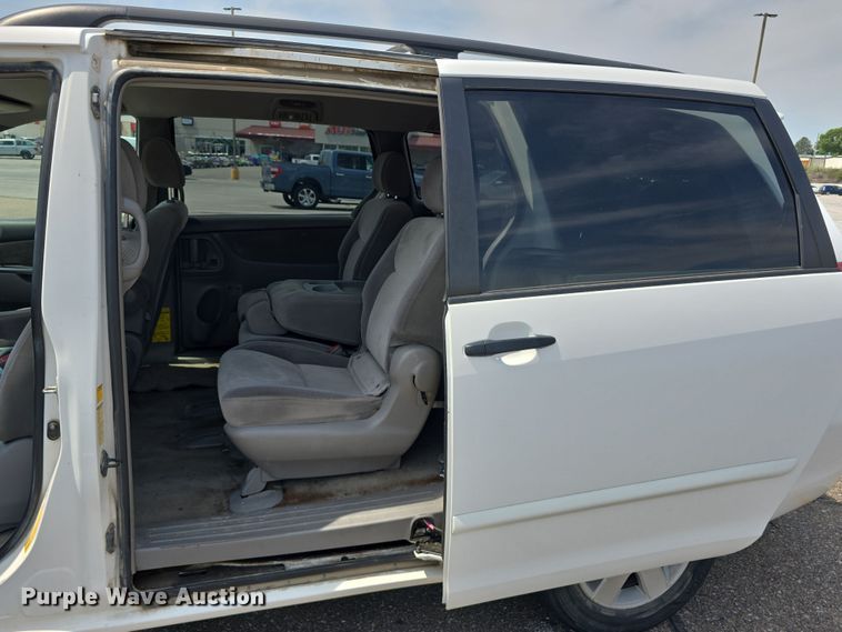 image for item EO1573 2008 Toyota Sienna LE van