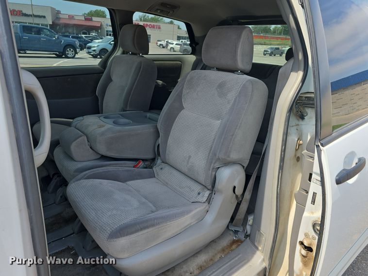 image for item EO1573 2008 Toyota Sienna LE van
