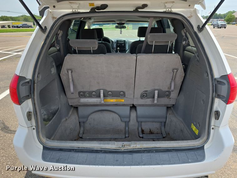 image for item EO1573 2008 Toyota Sienna LE van
