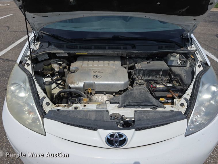 image for item EO1573 2008 Toyota Sienna LE van