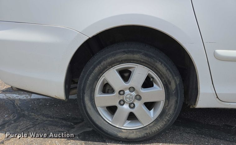 image for item EO1573 2008 Toyota Sienna LE van