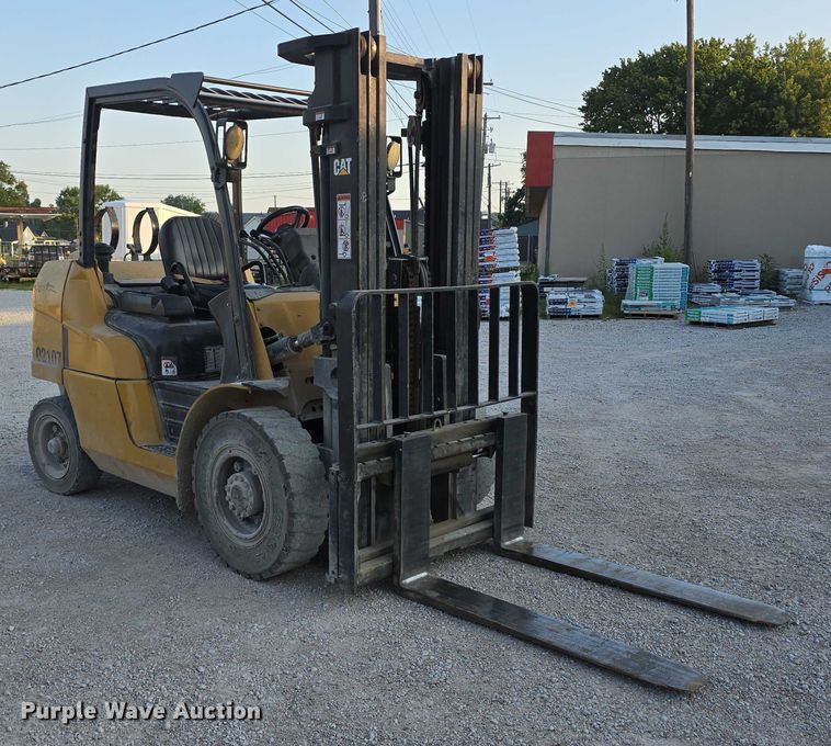 MONTACARGAS CATERPILLAR P8000