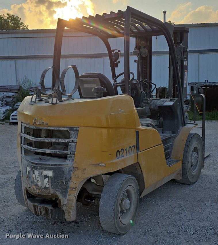 MONTACARGAS CATERPILLAR P8000