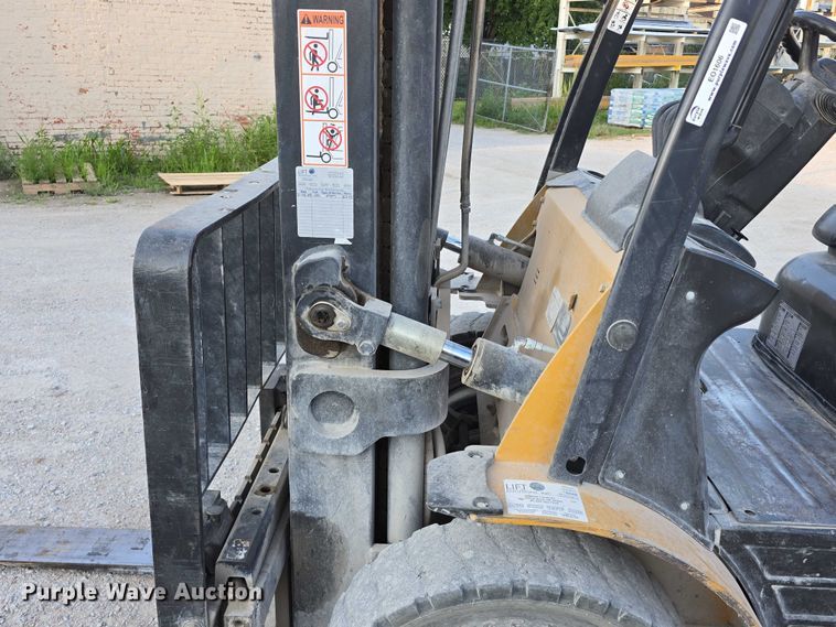 image for item EO1606 Caterpillar P8000 forklift