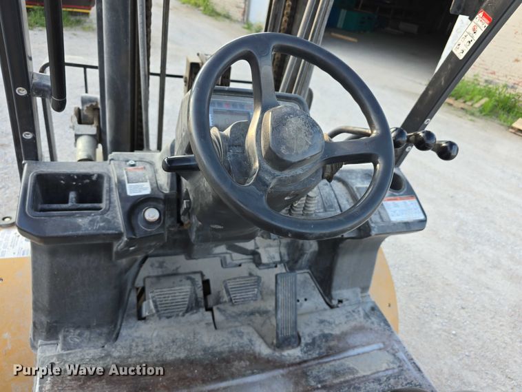 image for item EO1606 Caterpillar P8000 forklift