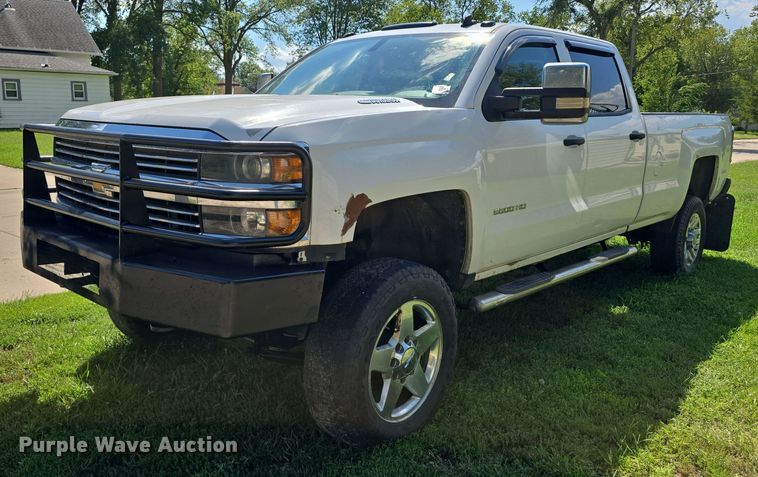 image for item EO1615 2015 Chevrolet Silverado 2500HD Crew Cab pickup truck