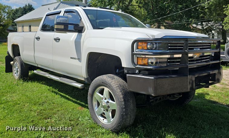 image for item EO1615 2015 Chevrolet Silverado 2500HD Crew Cab pickup truck
