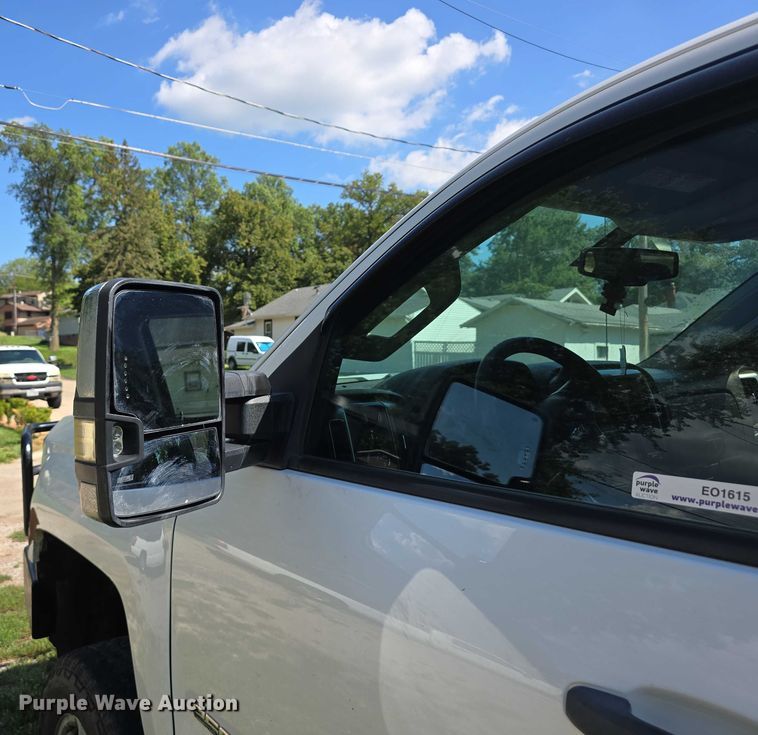 image for item EO1615 2015 Chevrolet Silverado 2500HD Crew Cab pickup truck