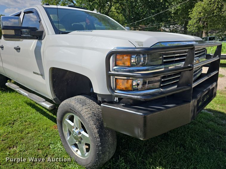 image for item EO1615 2015 Chevrolet Silverado 2500HD Crew Cab pickup truck