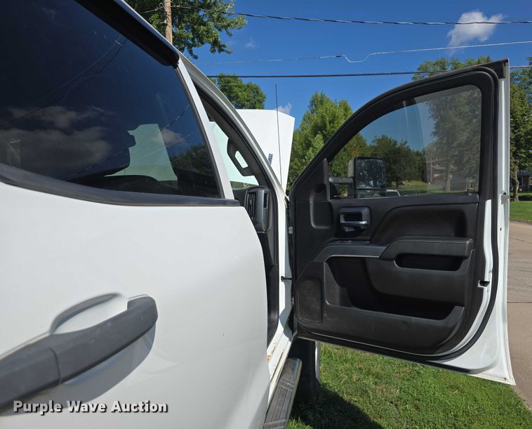 image for item EO1615 2015 Chevrolet Silverado 2500HD Crew Cab pickup truck