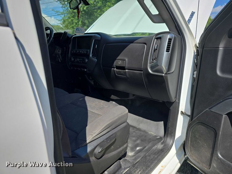 image for item EO1615 2015 Chevrolet Silverado 2500HD Crew Cab pickup truck