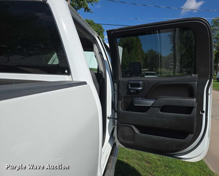 image for item EO1615 2015 Chevrolet Silverado 2500HD Crew Cab pickup truck