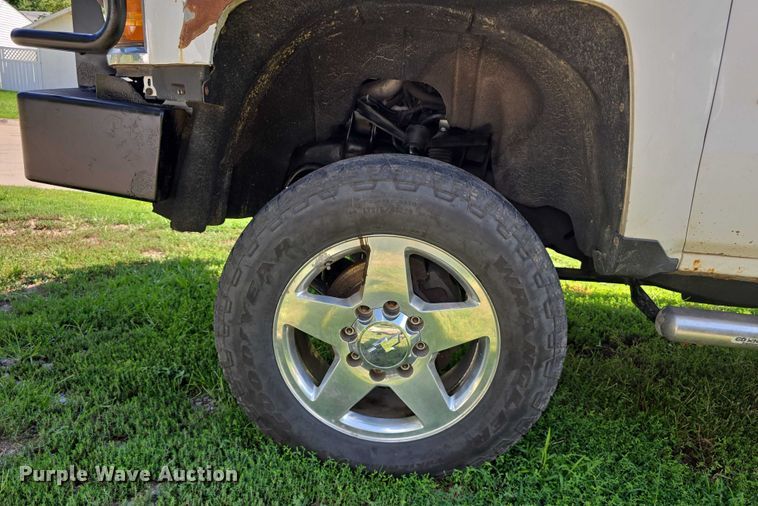 image for item EO1615 2015 Chevrolet Silverado 2500HD Crew Cab pickup truck